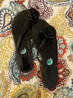 BCBGeneration Black Floral Rose Flip Flop Sandals Size 8